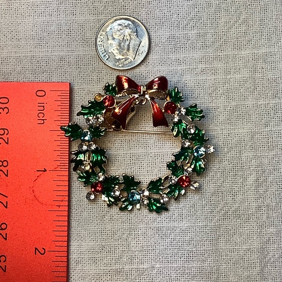 🌼 Christmas Brooch Wreath with Bell Charm Gold or Silver Tone - Picture 4 of 4